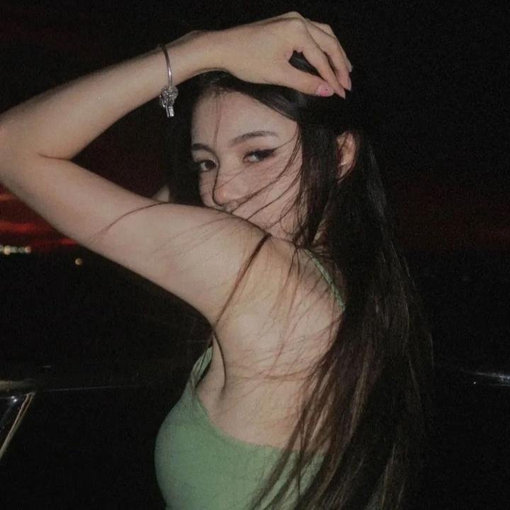 夜色中的她